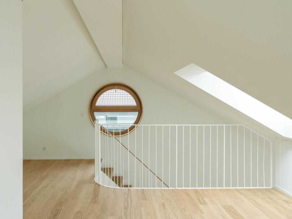 Grosszügige 3½-Zimmer-Dachwohnung mit Galerie und Balkon - Ein Highlight der Galerie ist das runde Fenster