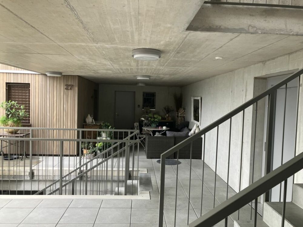 LICHTDURCHFLUTETE TERRASSENWOHNUNG - Gedeckter Aussenbereich beim Eingang
