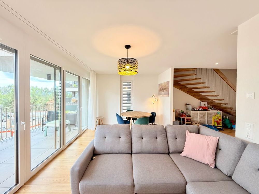 Duplex en attique de 4.5 pièces - Salon et salle à manger. Le tout ouvert sur le balcon. Etage 1.