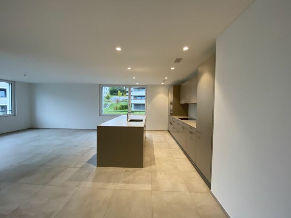 Lichtdurchflutete 3.5-Zimmerwohnung in der Überbauung «Neualtwil» - Küche mit Essbereich