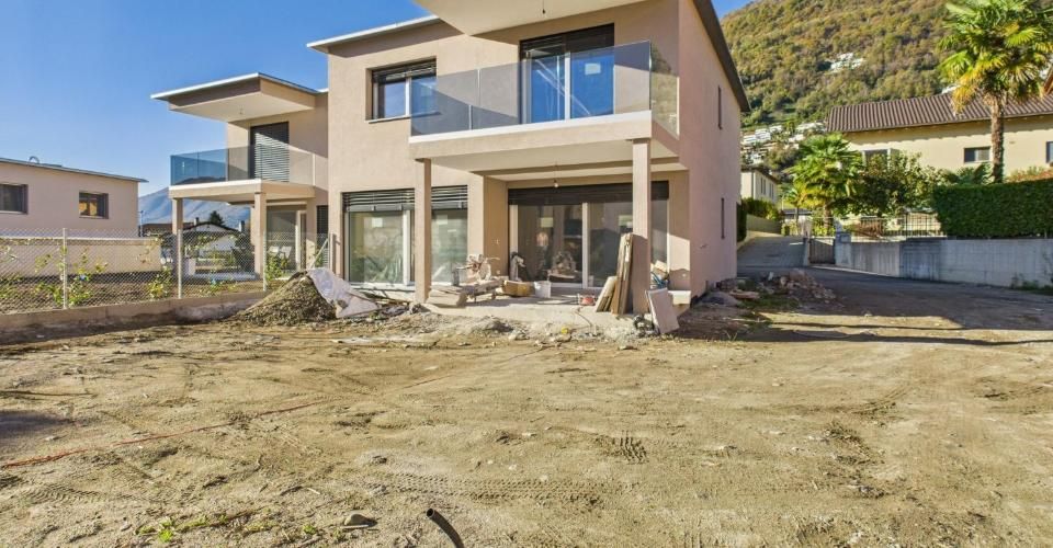 Casa a schiera moderna di nuova costruzione a Cugnasco  4.5 locali con giardino - Maison contiguë 4.5 pièces - image - 2