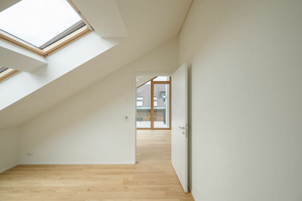 Grosszügige 3½-Zimmer-Dachwohnung mit Galerie und Balkon - Auch Zimmer 2 ist mit grossen Dachfenstern ausgestattet