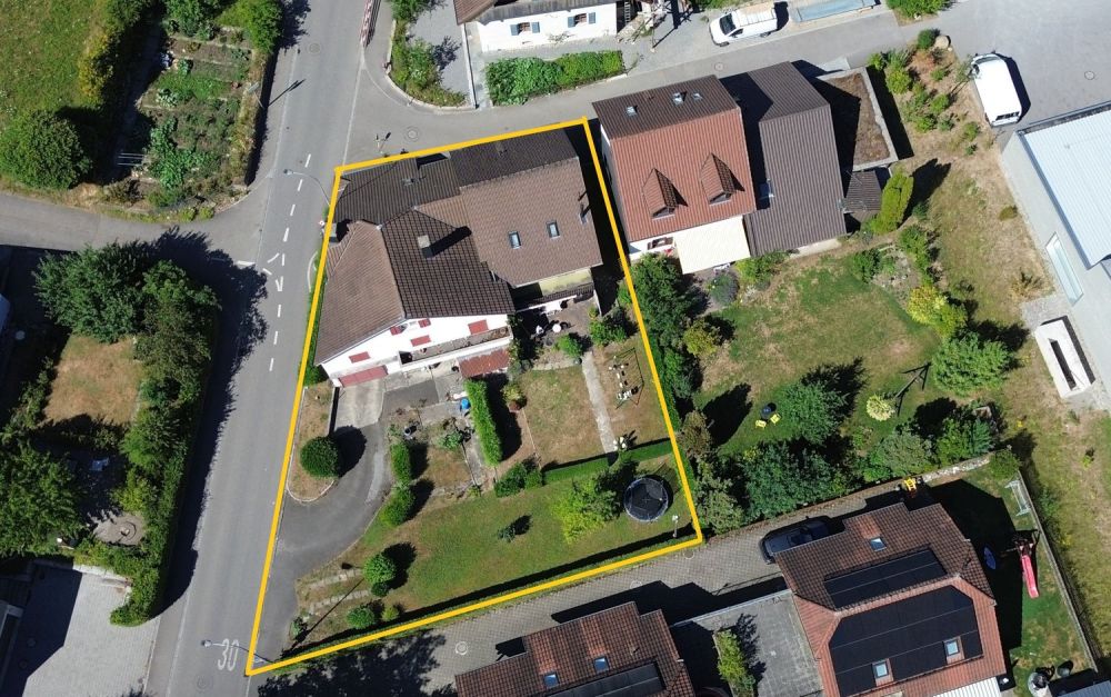 Einfamilienhaus mit angebautem, ausbaubarem Hausteil an schöner Lage. -  Bild 2