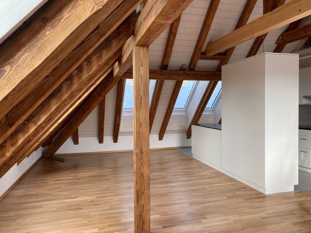 Exklusive Dachwohnung mit viel Charme - Erstvermietung - Wohnzimmer zur Küche