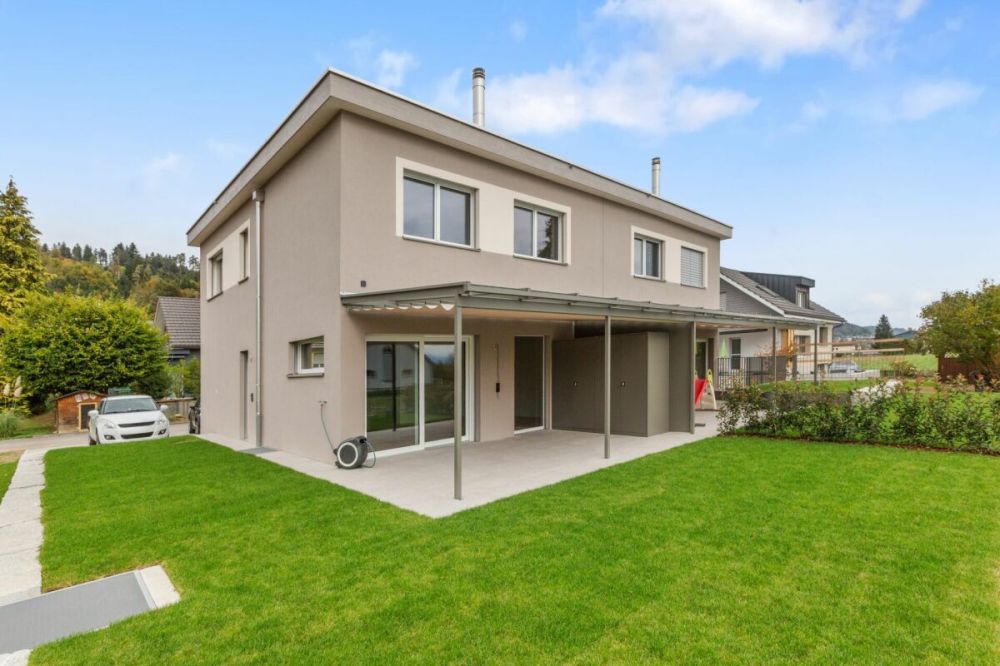 Hochwertige Doppelhaushälfte mit Garten und zwei Abstellplätzen in der Tiefgarage an ruhiger Lage -  Bild 1