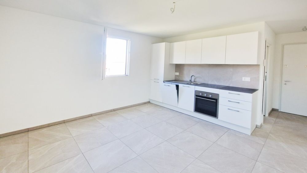 Nuovo appartamento 2,5 locali con balcone coperto e vista aperta - Bild 1