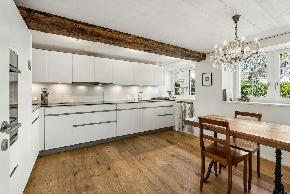 Neuwertiges 5-Zimmer-Mittel-Flarzhaus mit Gartensitzplatz - Küche/Essen