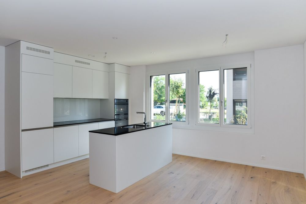 Neubau-Gartenwohnung mit moderner Haustechnik und offenem Grundriss - Moderne Küche mit Essbereich