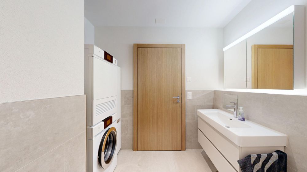 Moderne 4.5-Zimmer-Gartenwohnung mit Einstellhallenplatz - Bad