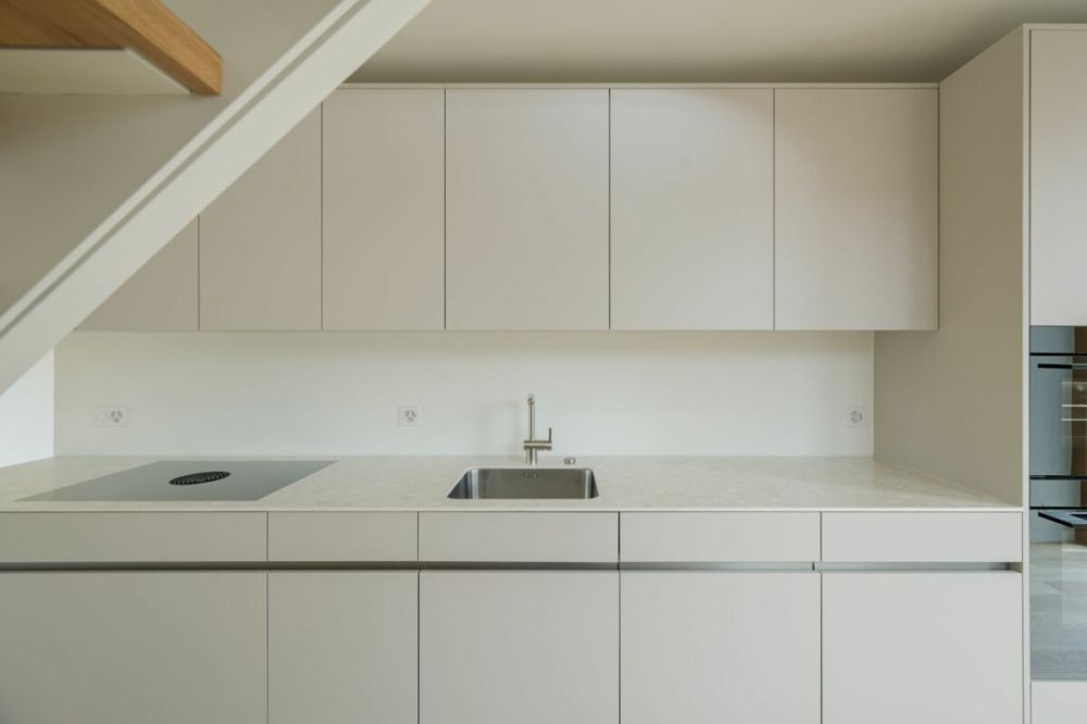 Grosszügige 3½-Zimmer-Dachwohnung mit Galerie und Balkon - Küche mit viel Stauraum und modernsten Geräten
