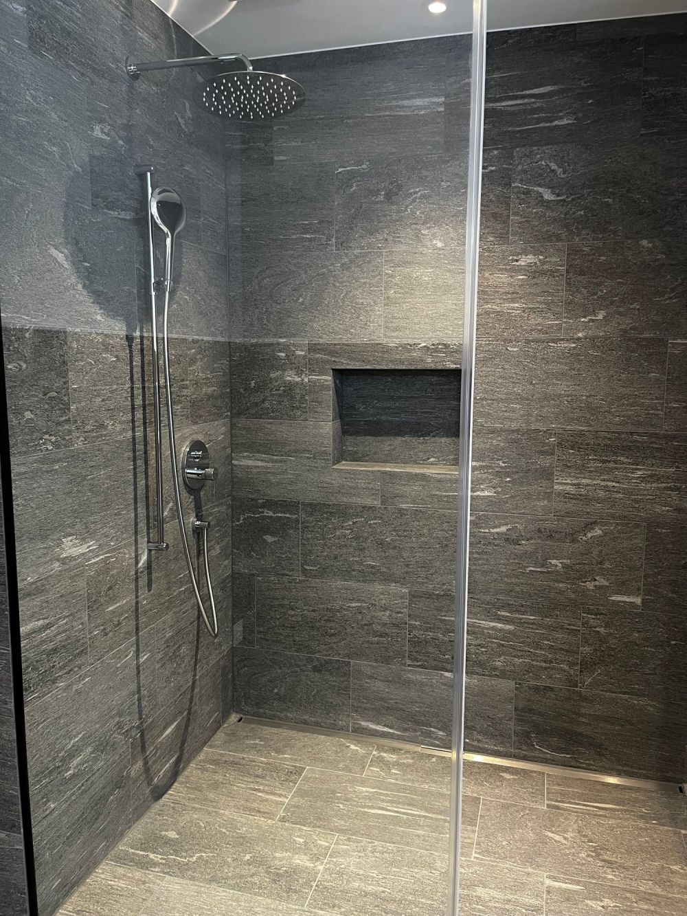 Moderne 3.5-Zimmerwohnung mit Sitzplatz und Bergblick in Rabius (Erstwohnung) - Bild 6