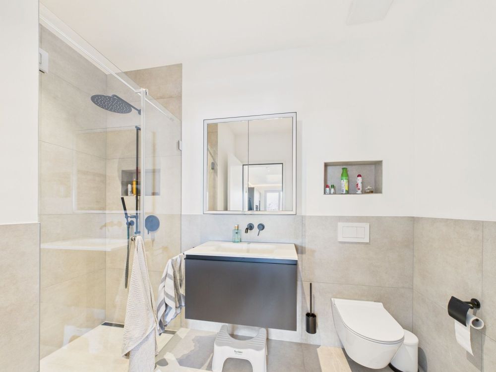 Exklusive 5.5-Zimmer-Neubau-Wohnung mit Kamin, Sauna und Seeblick in Bottighofen - Image 8