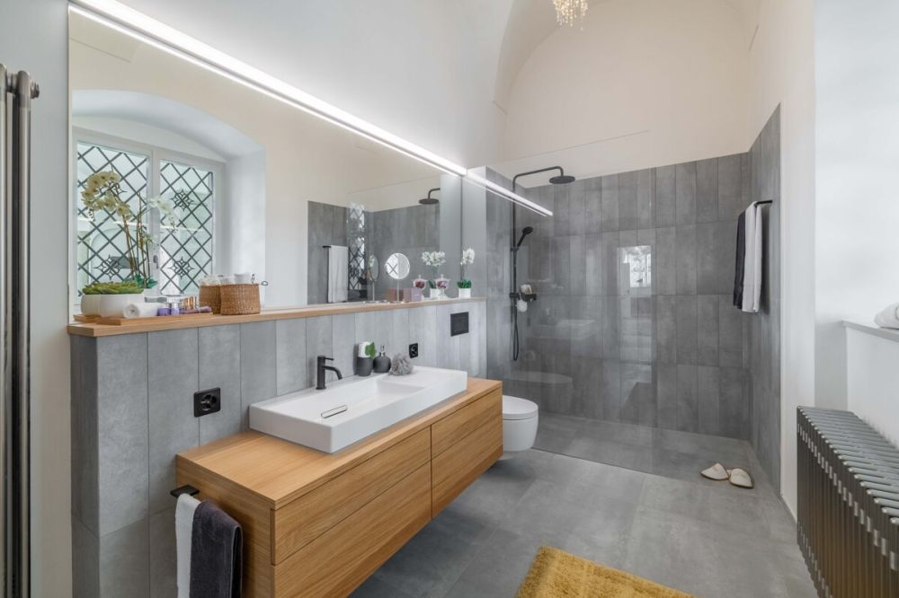 Exklusive Gartenresidenz in Zizers: Wohnen im historischen Schloss - Badezimmer