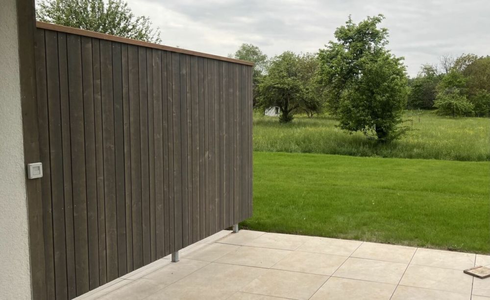 Wunderschönes "Reihenhaus" im Grünen und mit viel Wohnraum. - Sitzplatz mit Blick ins Grüne