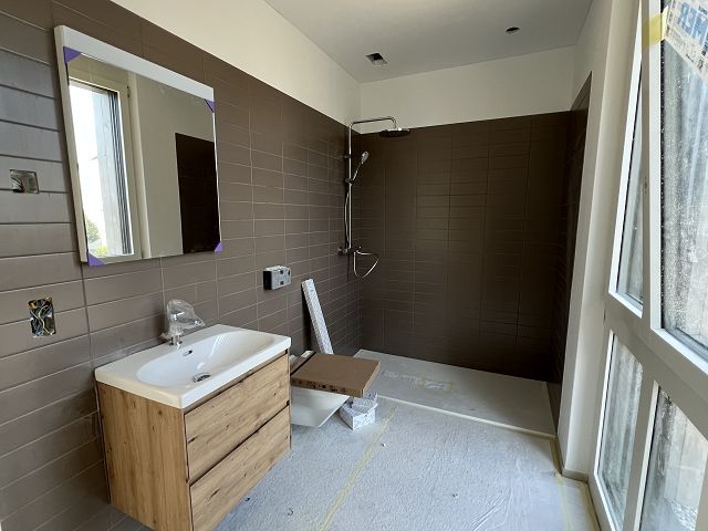 schöne Neubauwohnung im Zentrum Münchwilen - Badezimmer b. Schlafzimmer