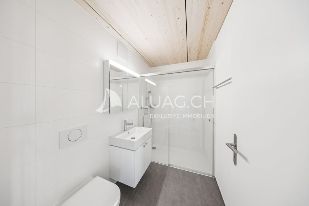 NEUBAU - 3.5 ZIMMER DUPLEX WOHNUNG - Stilvolles Bad mit ebenerdiger Dusche und zeitlosem Design
