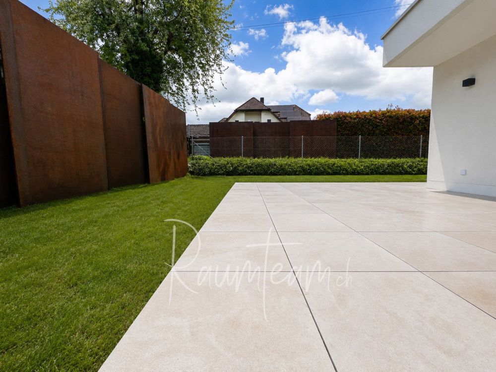 Modern Wohnen mit Terrassen und Garten -  Bild 2