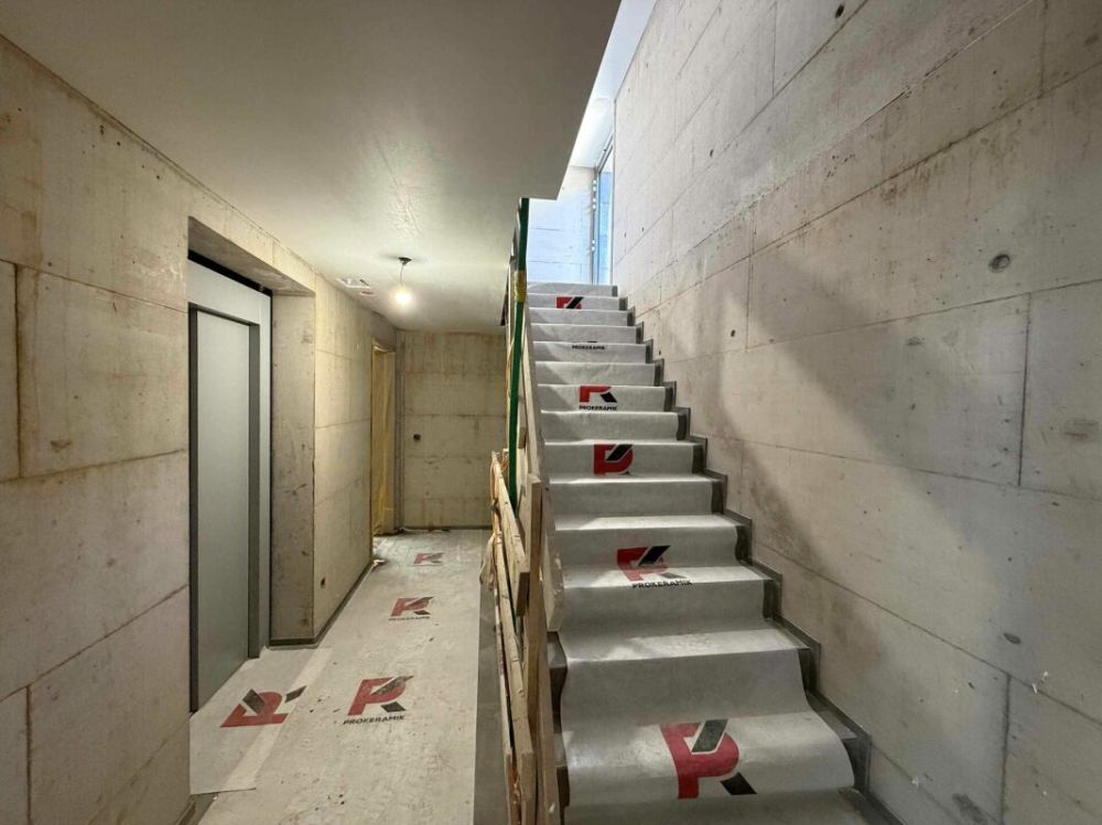 Bezug ab Juni 2026: Stadt trifft Natur - Ihre Traumwohnung in Flurlingen - Treppenhaus mit Lift im Rohbau