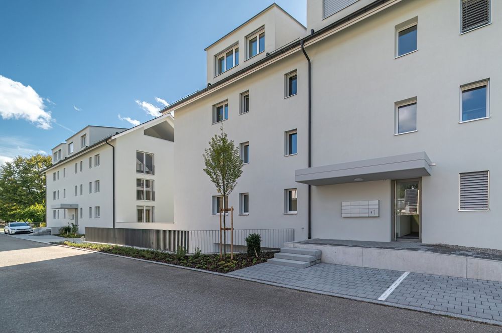 Grosszügige Neubau-Dachwohnung mit Weitblick und Natur - Aussenansicht | Stand 17.09.2025