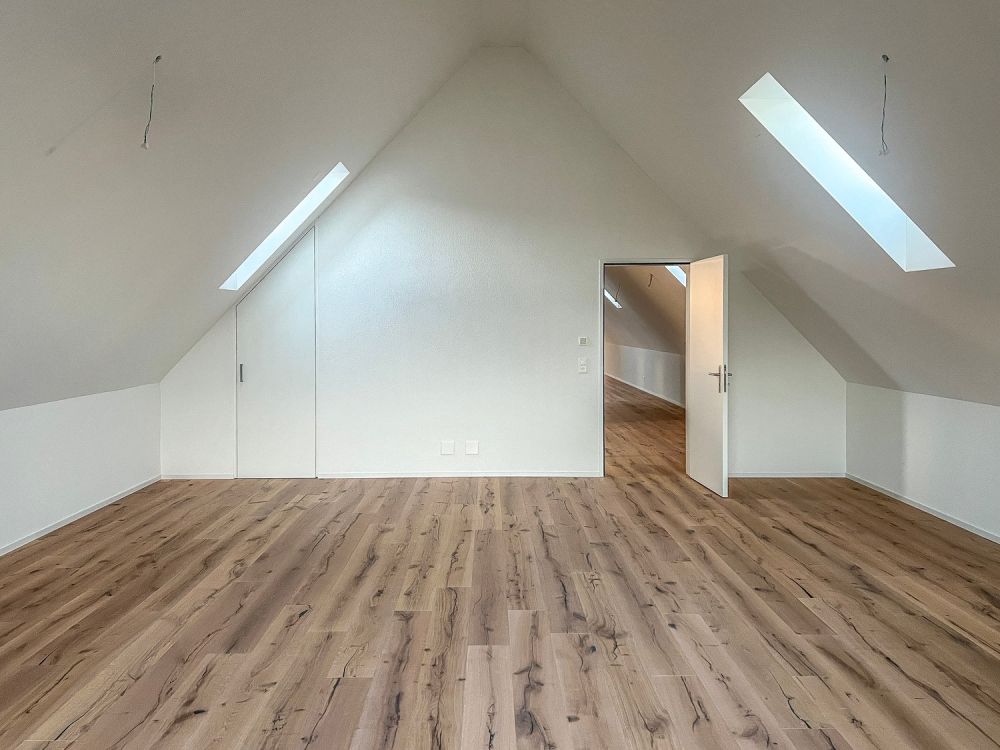 Mit dem Lift direkt in die Wohnung - grosszügige Dach-Maisonette vor den Toren Zürichs -  Bild 12