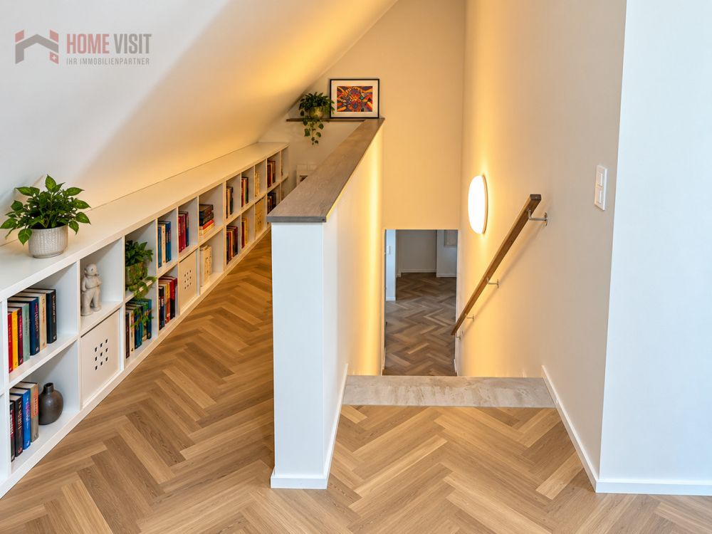 174 m² Wohntraum - exklusive Attika-Maisonette in Rifferswil - Heller Dachbodenflur mit Bücherregal
