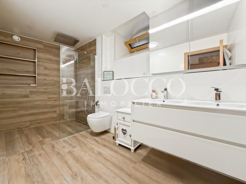 Wie ein Dorfhaus im Zentrum des Dorfes - Salle de bain Parents - Balocco Immobilie