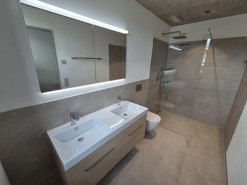Erstbezug 4.5 Zimmer im 2. Obergeschoss mit grossem Balkon - Dusche