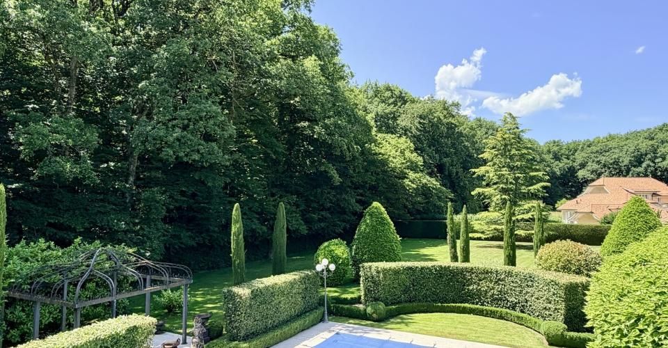 Une propriété d'exception à réinventer, au cœur d'un écrin de verdure - Maison 10 pièces - image - 7