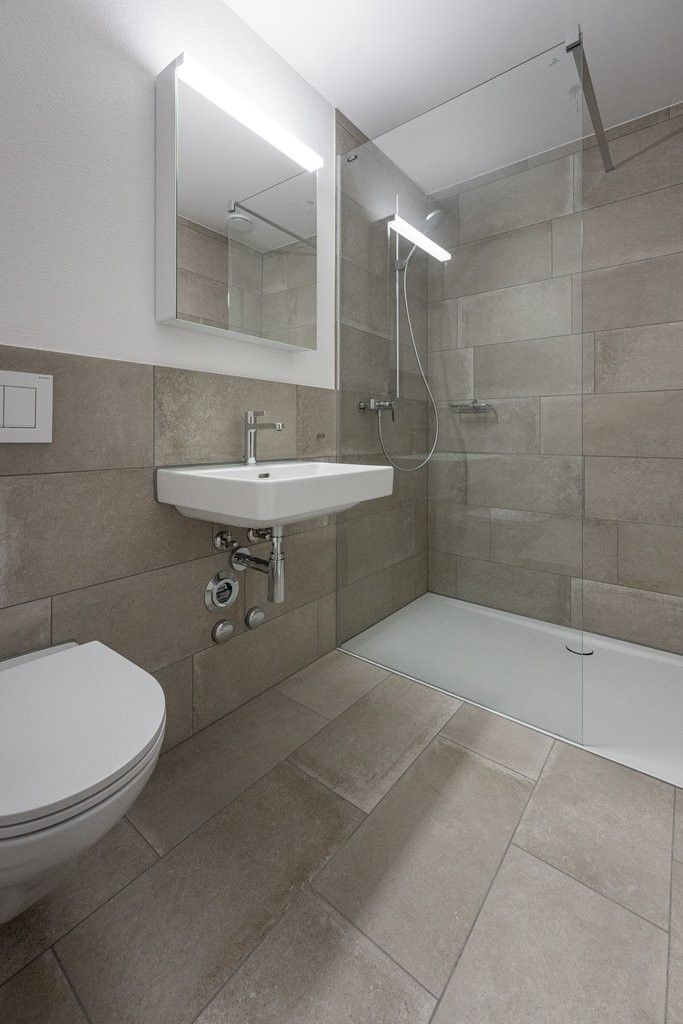 Grosszügige 3.5-Zimmerwohnung in Brüttisellen - WC/Dusche.jpg