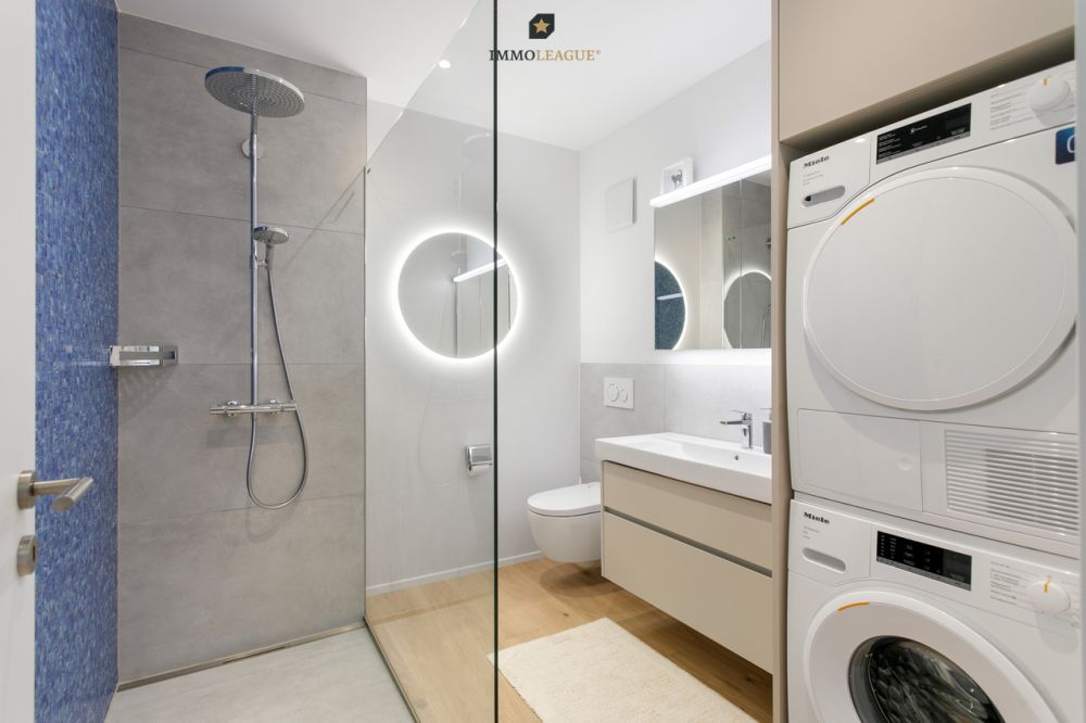 Exklusive Attikawohnung mit grosszügigen Sonnenterrassen. - Funktional und elegant zugleich: Das Badezimmer überzeugt mit bodenebener Dusche, hochwertigen Materialien und integriertem Waschturm.