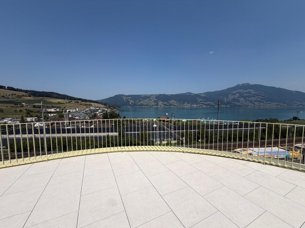 Exklusives Attika-Juwel: Panoramablick über den Zugersee in seiner schönsten Form -  Bild 1