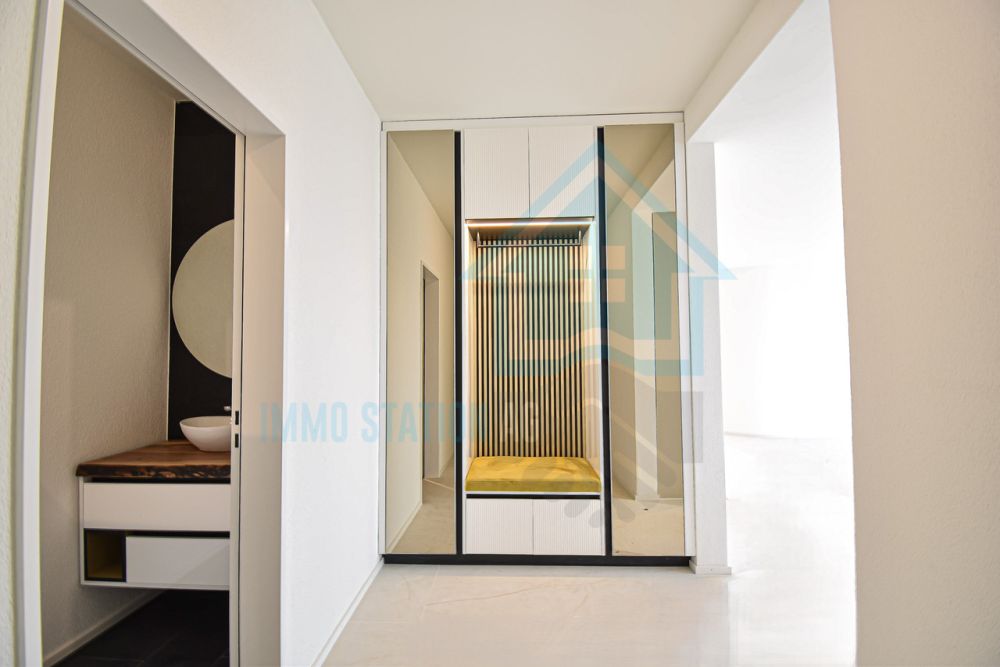 Exklusive Neubau-Terrassenhaus mit Weitblick & höchstem Wohnkomfort - Einladendes Entrée mit eleganter, massgeschneiderter Garderobe für optimalen Stauraum