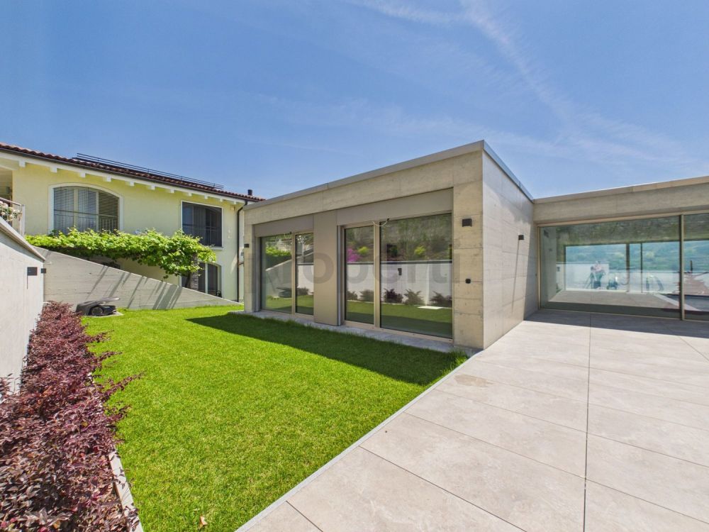Lusso ed eleganza: esclusivo attico 4.5 locali con piscina a Brione sopra Minusio - Image 1
