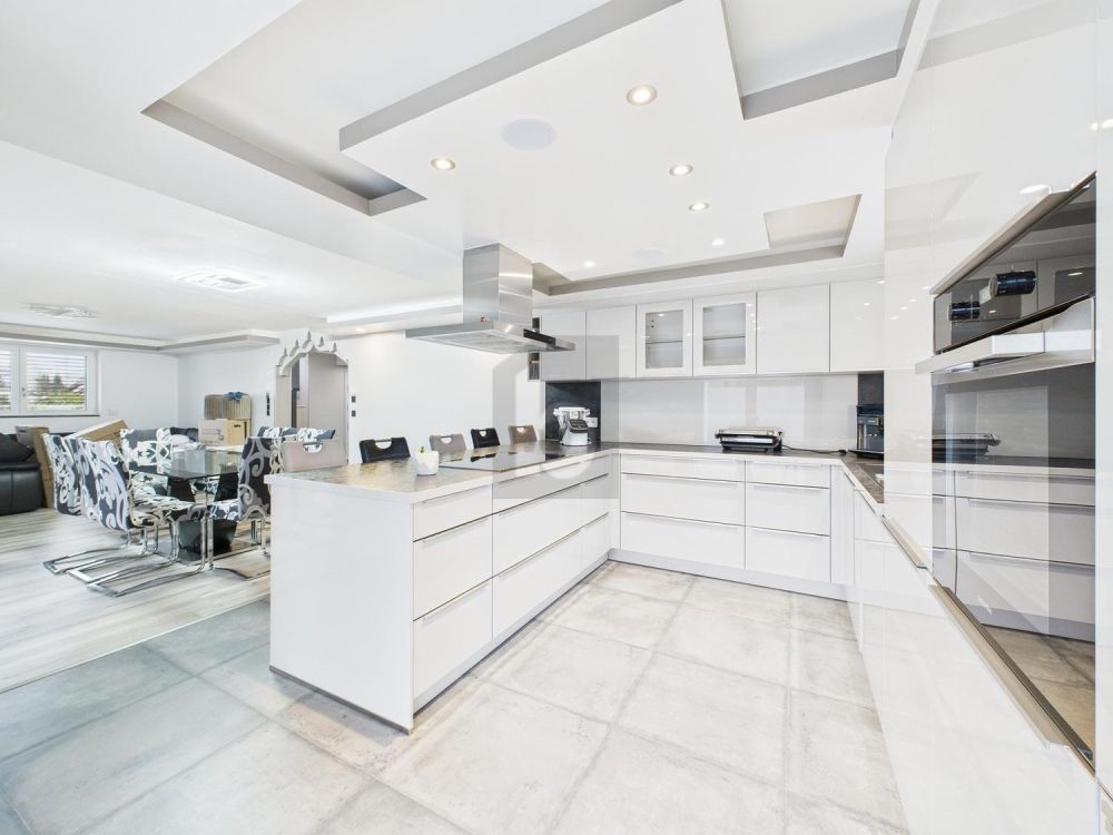 FRISCH RENOVIERT, VIEL PLATZ UND SEP. WOHNUNG - Bild 2