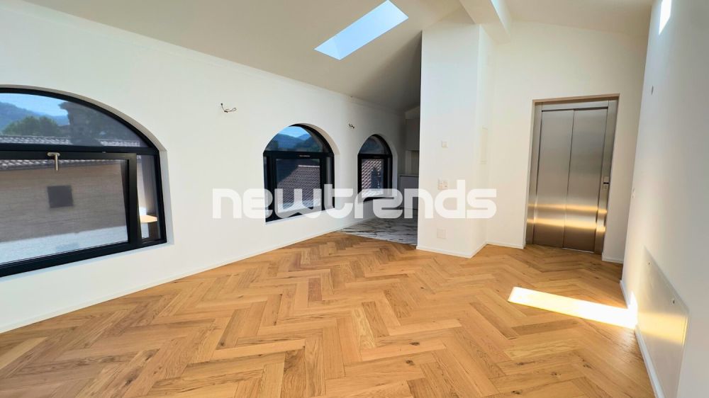 Ampio e luminoso attico con terrazzo e lift privato, mai abitato. - Opena space + lift