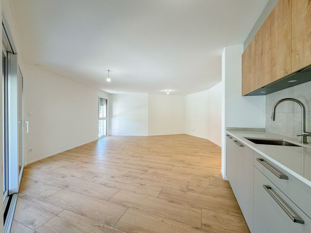 Appt PPE neuf de 2.5 pces avec balcon Campagne Pernod, lot A4 - Cuisine agencée ouverte sur la grande et lumineuse pièce à vivre