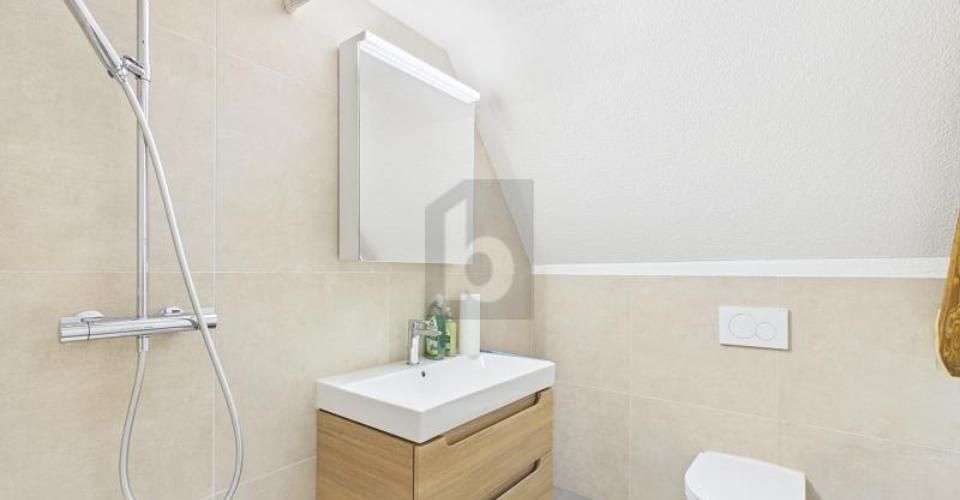 HOCHWERTIG KOMPLETT RENOVIERT - Maison jumelée 4.5 pièces - image - 4
