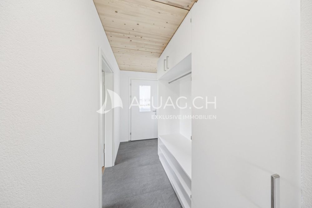 NEUBAU - 3.5 ZIMMER DUPLEX WOHNUNG - Heller Wohnungseingang mit praktischer integrierter Garderobe