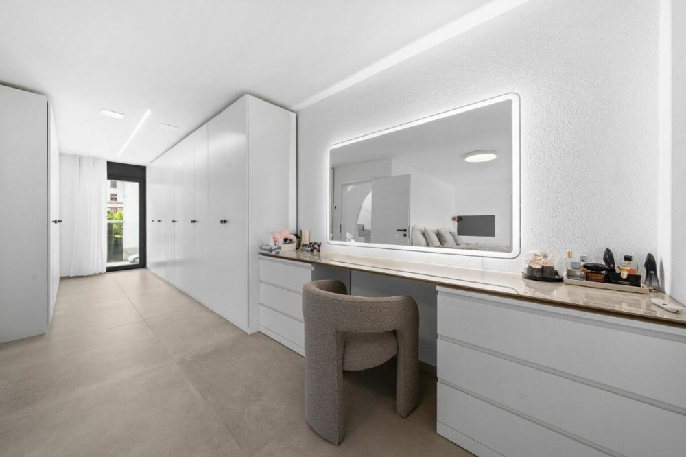 Exklusives Einfamilienhaus mit Pool, Smarthome und luxuriöser Ausstattung -  Bild 9