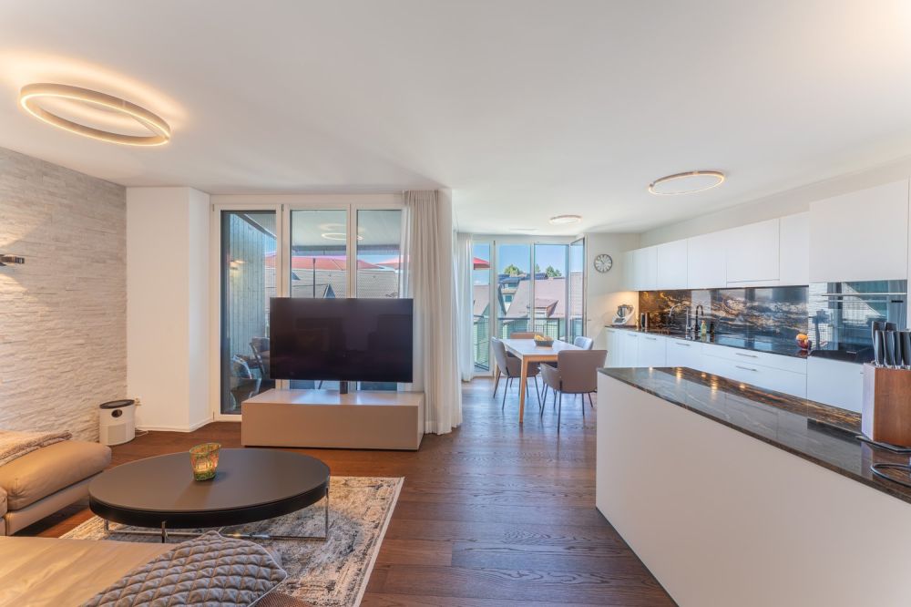 Familienfreundliche 5½ Zimmer-Minergie-Maisonette mit 2 Garagenplätzen im exklusiven Ausbaustandard -  Bild 2
