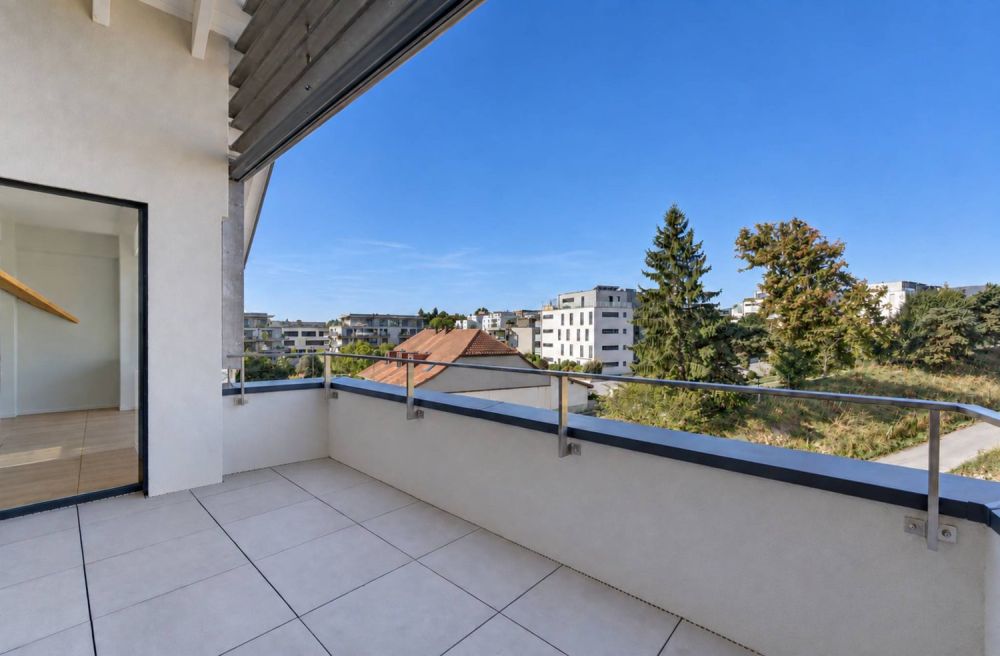 Spacieux séjour et grandes chambres pour ce 5.5 pièces en duplex - Balcon