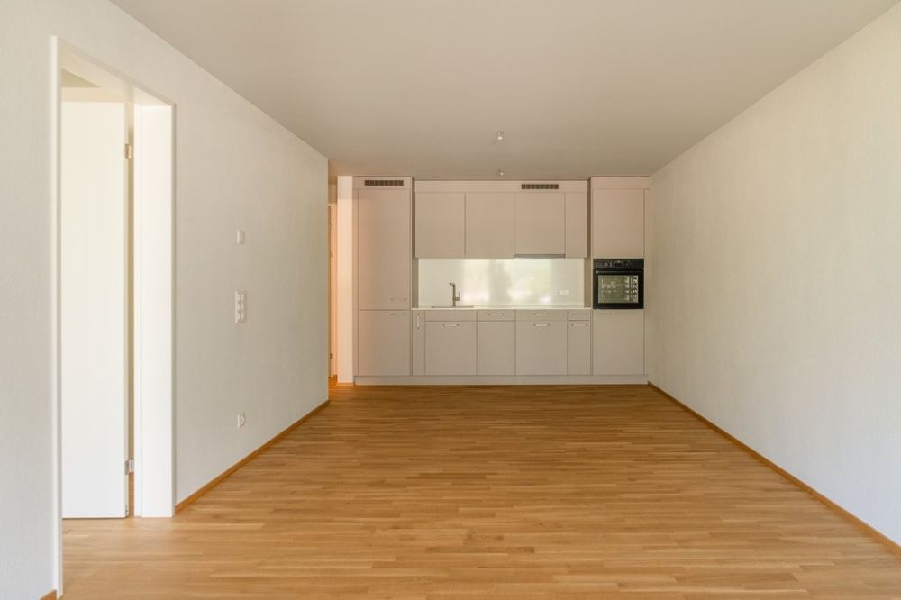 Moderne 2.5 Zimmerwohnung mit durchdachtem Grundriss - Küche mit Wohn- und Essbereich