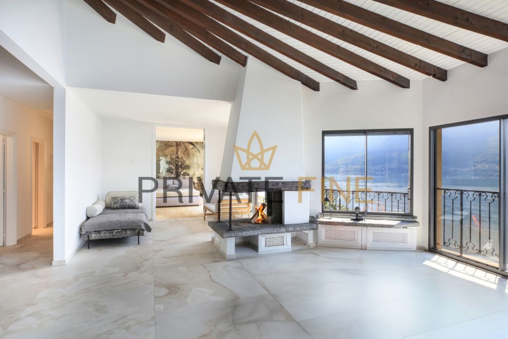 Zauberhafte Tessiner Villa - Dem Himmel und See so Nahe (41) - Panorama Wohnsalon mit offenem Kamin und Seeblick