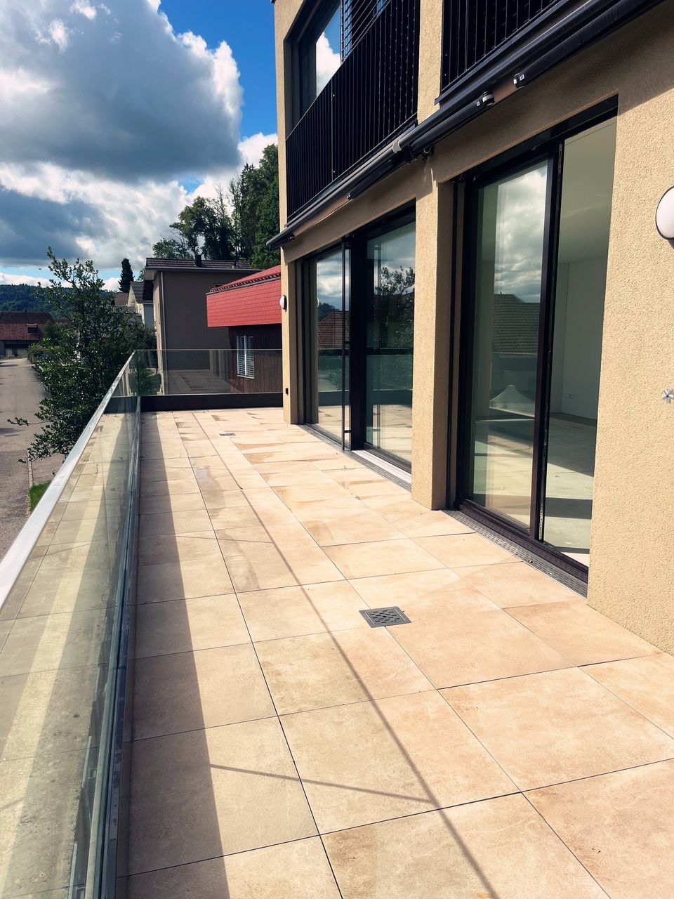 Moderne 3,5-Zimmer-Terrassenwohnung im Neubau-Zweifamilienhaus - Bild 2