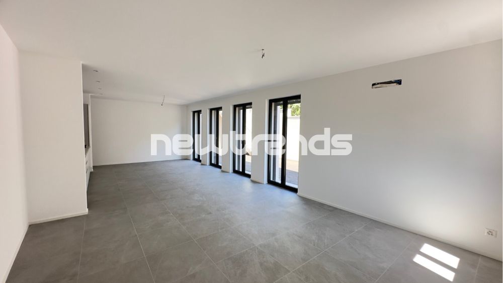 Hell und noch nie bewohnt. Separater Eingang und privater Garten. - open space + cucina