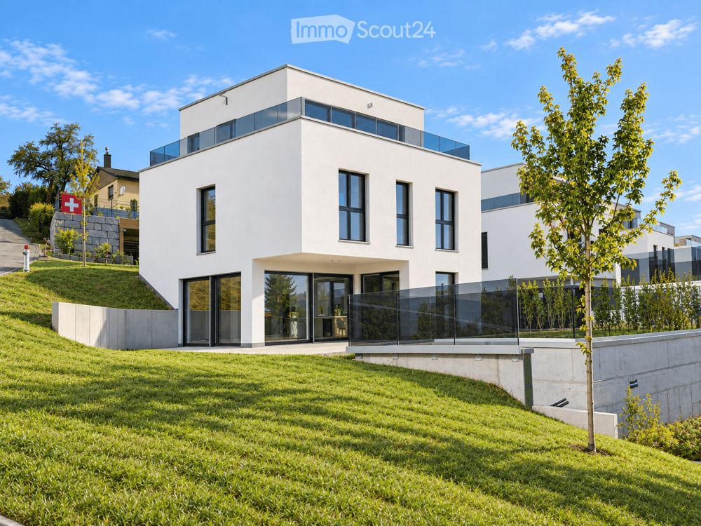 Modernes Familienhaus mit Weitblick und bewilligtem Pool -  Bild 1