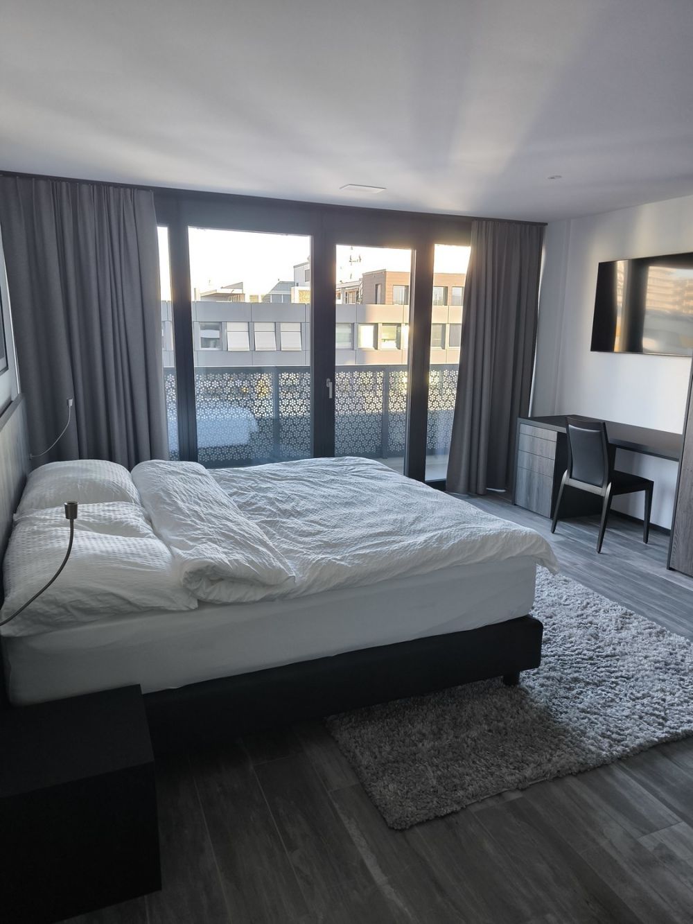 Exklusive, möblierte 2.5-Zimmerwohnung im Three Point Tower - 12.jpg