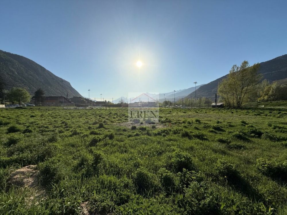 Attique 3,5 pièces de 103 m2 avec terrasse de 52 m2 sud-est à Grône - Situation - Terrain : Lieu de construction