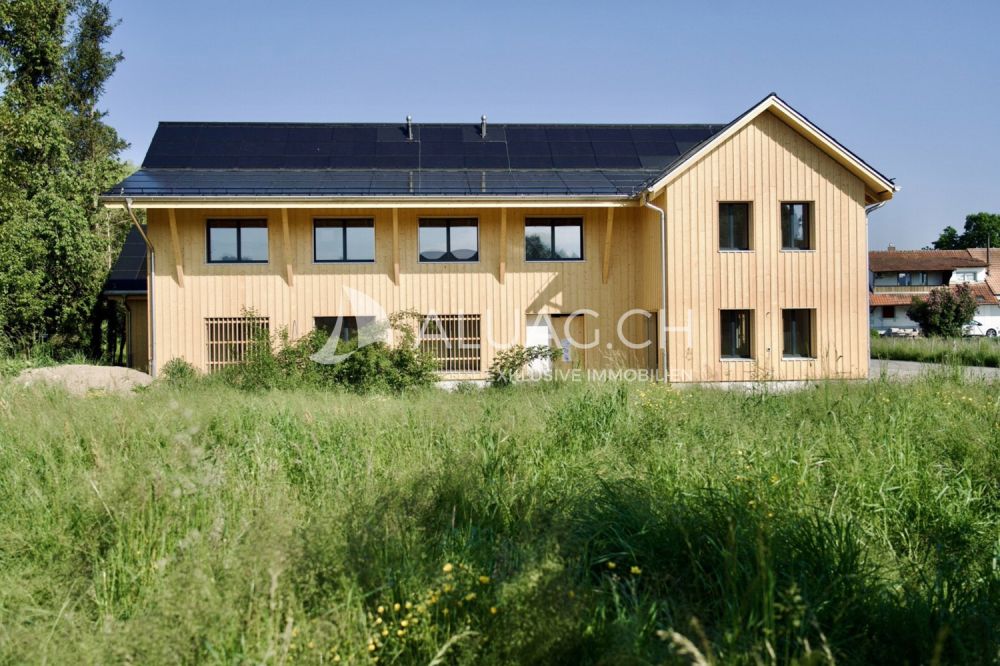 NEUBAU - 3.5 ZIMMER DUPLEX WOHNUNG - Rund um das Haus geniessen Sie unverbaubare Sicht und naturnahe Umgebung