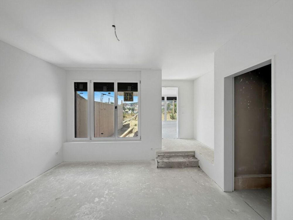 Grosszügige Traumwohnung in Flurlingen: Stadt trifft Natur - grosser Masterbedroom mit überhoher Decke und en suite Badezimmer und Ankleide